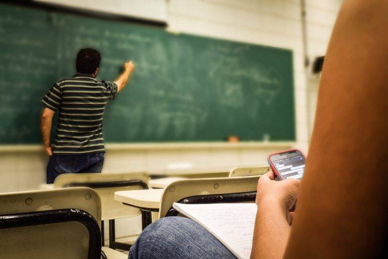 France says NO to using smart devices in school