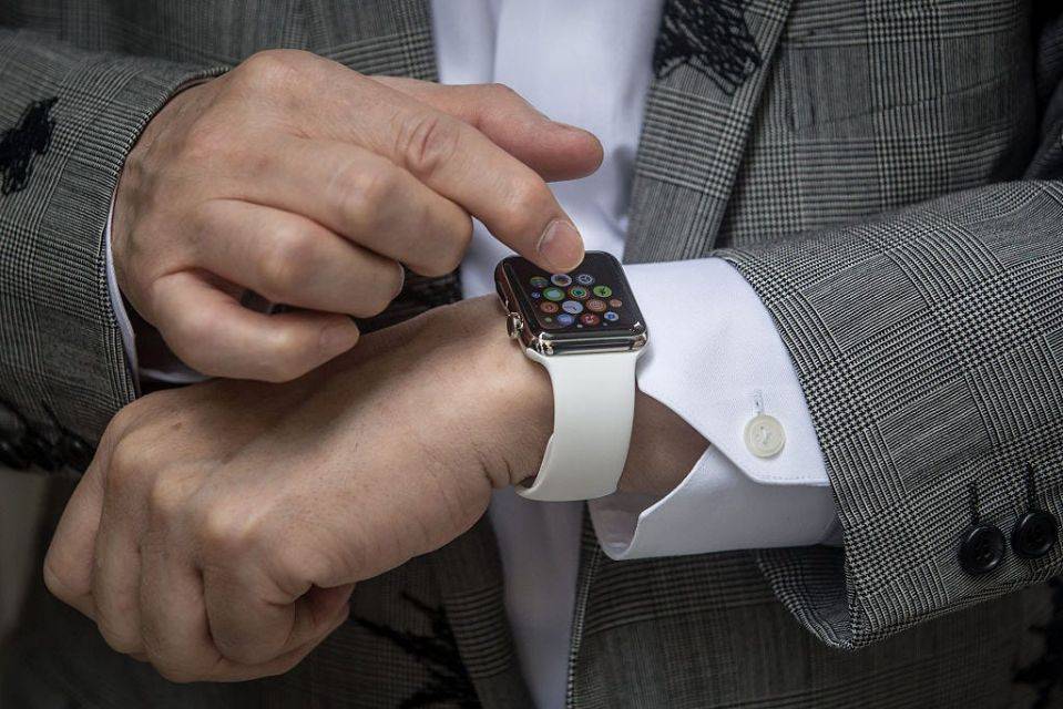 With the next Apple Watch, you may be able to answer phone calls with a clenched fist Advanced level wrist-based gesture control in Apple's upcoming smartwatch